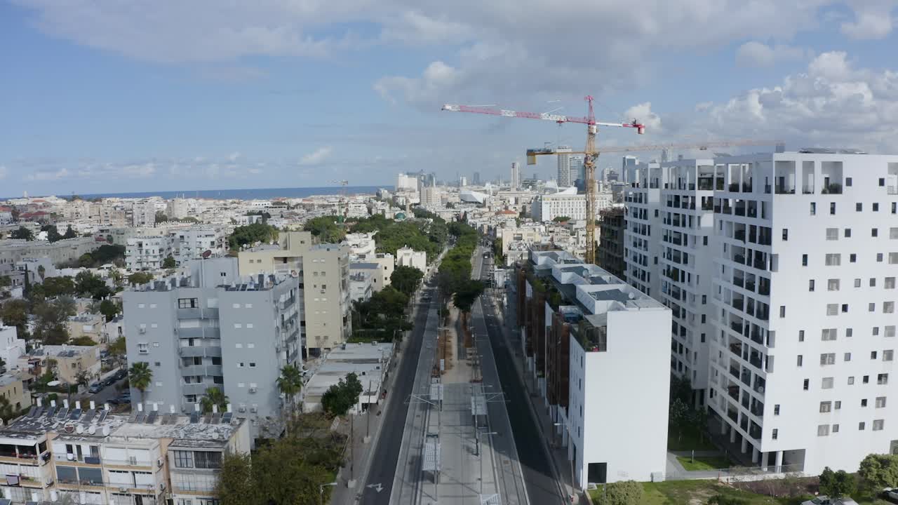 calle suburbana con edificios residenciales, estableciendo una vista aérea de tel aviv