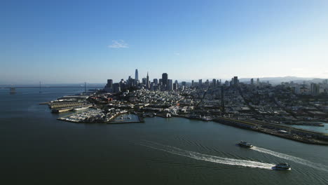 Volando-Alrededor-De-La-Costa-De-San-Francisco,-Día-Soleado-En-Estados-Unidos---Vista-Aérea