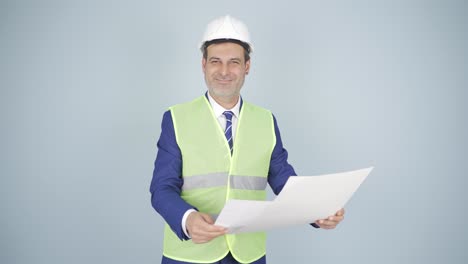 el ingeniero asintió a la cámara.