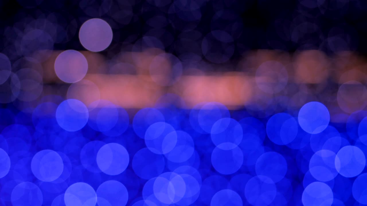 el fondo abstracto de la noche está desfocado con un bonito bokeh. luces de navidad borrosas bokeh. panorámica a través del borrón.