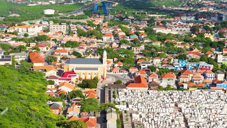 La-Iglesia-De-Santa-Famia-Y-El-Puente-De-La-Reina-Juliana-En-El-Contexto-De-Extensas-Casas-En-Willemstad,-Curazao.