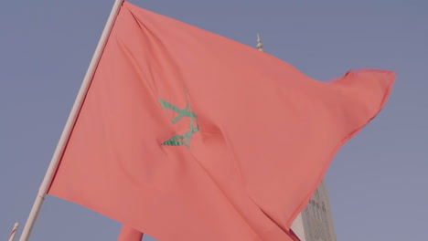 cerca de la bandera marroquí frente a la mezquita hassan ii, en casablanca