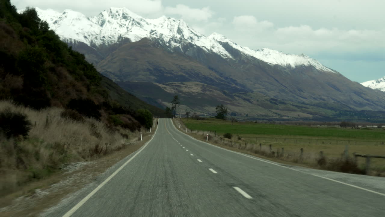 뉴질랜드의 아름다운 나라를 통해 운전하는 1인칭 시점