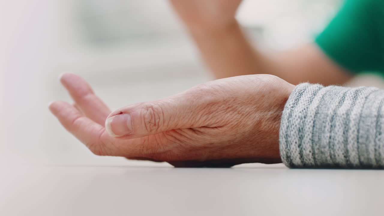 어린이의 손을 들고 있는 노인