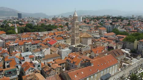 Una-Imagen-Aérea-Del-Centro-De-La-Ciudad-Dividida-Que-Muestra-El-Palacio-De-Diocleciano,-El-Campanario-De-La-Catedral-De-San-Domnio