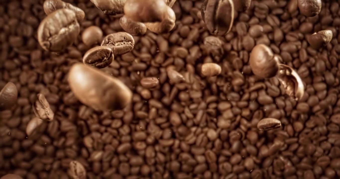 Primo piano di chicchi di caffè. Chicchi di caffè profumati. Primo piano super macro. Ripreso con una telecamera super slow motion a 1000 fps