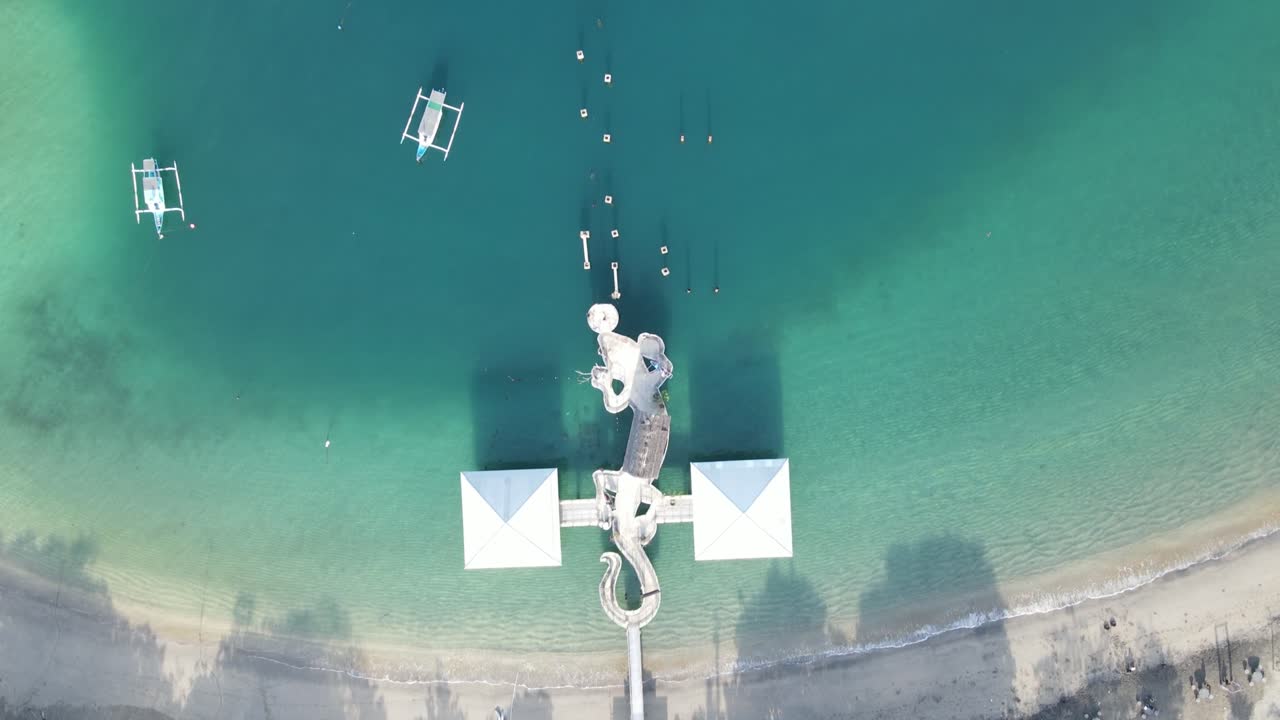 Vista Aérea de Praia Tropical com Cais e Barcos em Oceano Turquesa