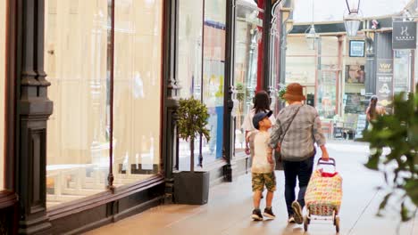 una familia camina juntos en el mercado de cardiff