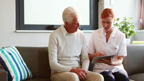 Nurse-and-senior-man-speaking-together