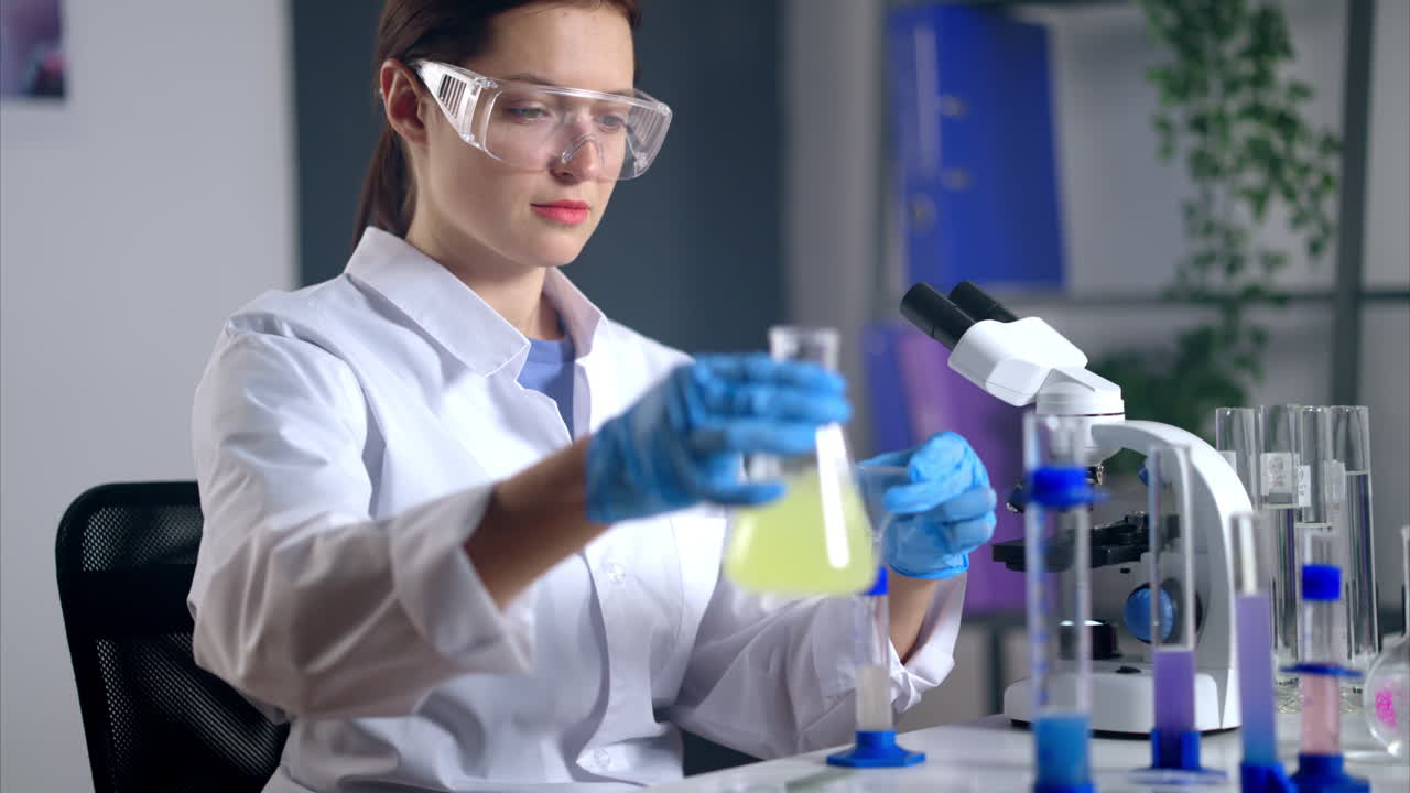 científico realizando un experimento en un laboratorio