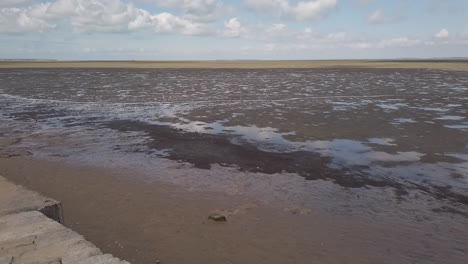 Dolly-Kamerafahrt-Auf-Dem-Vorland-Der-Oleron-Insel,-Einem-Gebiet,-Das-Bei-Ebbe-Mit-Sand,-Schlamm-Oder-Felsen-Bedeckt-Ist.-Dies-Ist-Ein-Empfindliches-Gebiet-Und-Ein-Naturschutzgebiet