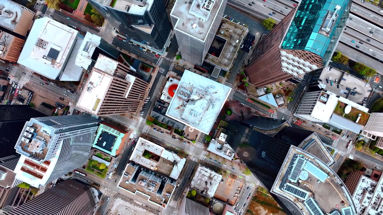 Telhados dos edifícios altos no centro da cidade. Drone subindo acima do centro financeiro de Seattle, Washington, EUA