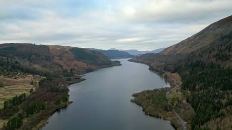 imágenes cinematográficas aéreas de drones del embalse de thirlmere en el distrito de allerdale en cumbria