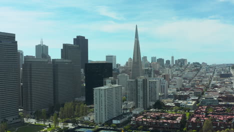 Vista-Aérea-Del-Edificio-Transamerica-De-San-Francisco-Y-El-Horizonte-De-La-Torre-De-La-Fuerza-De-Ventas,-Disparo-De-Drone,-área-De-La-Bahía-De-San-Francisco,-Norte-De-California