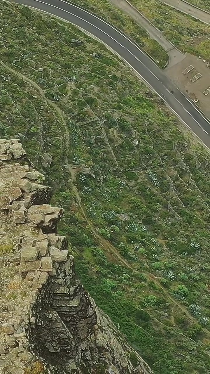 Kørsel langs den snoede vej på Tenerife i Spanien