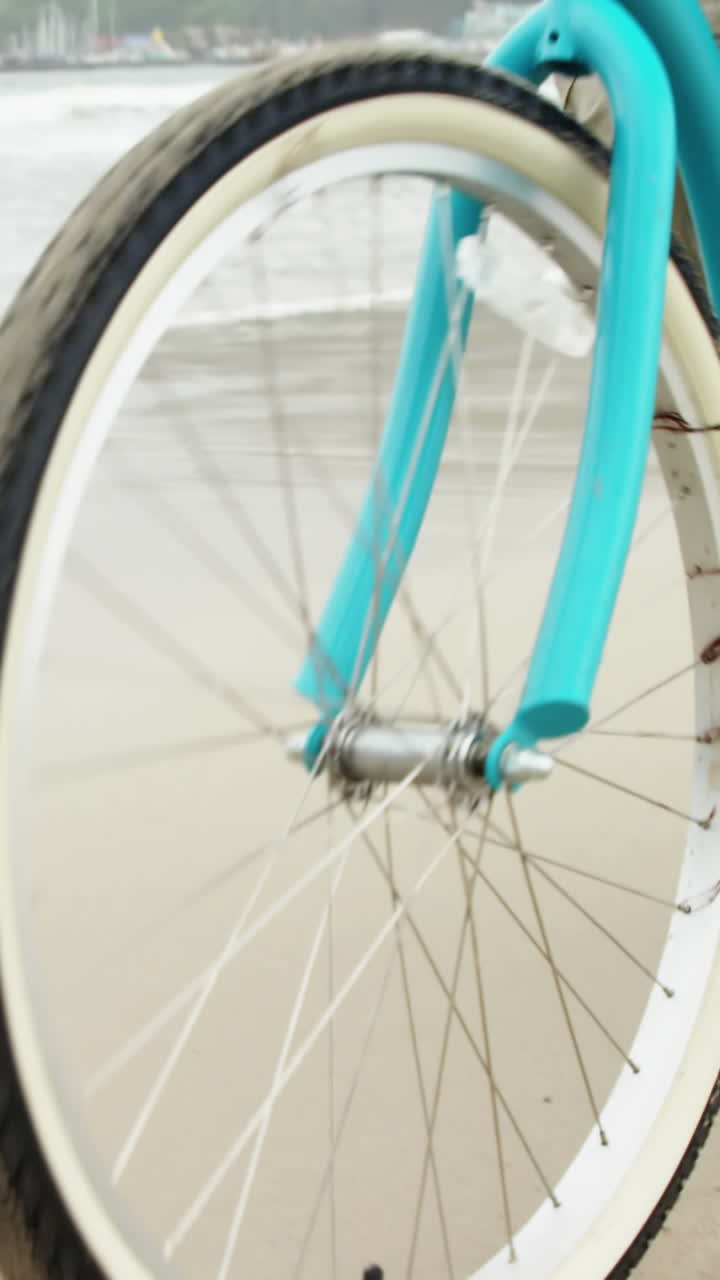 자전거를 타는 노인