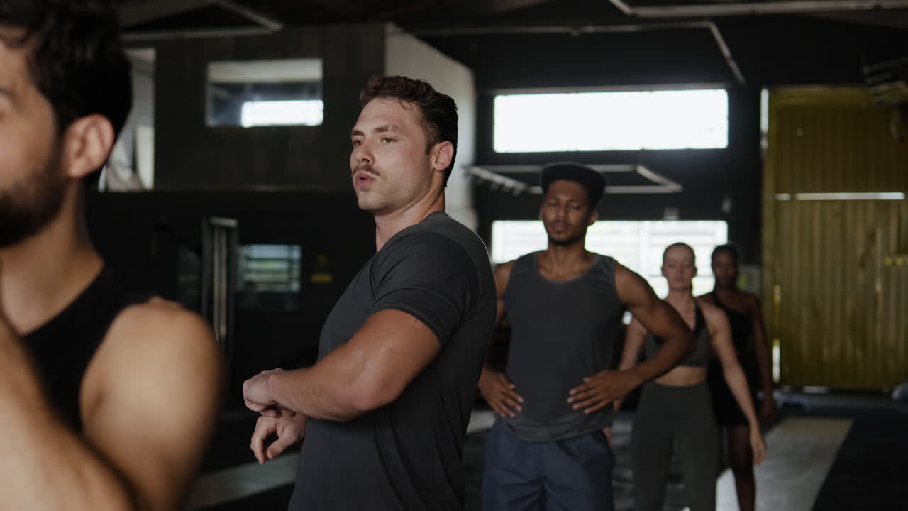 체육관 에서 집단 운동