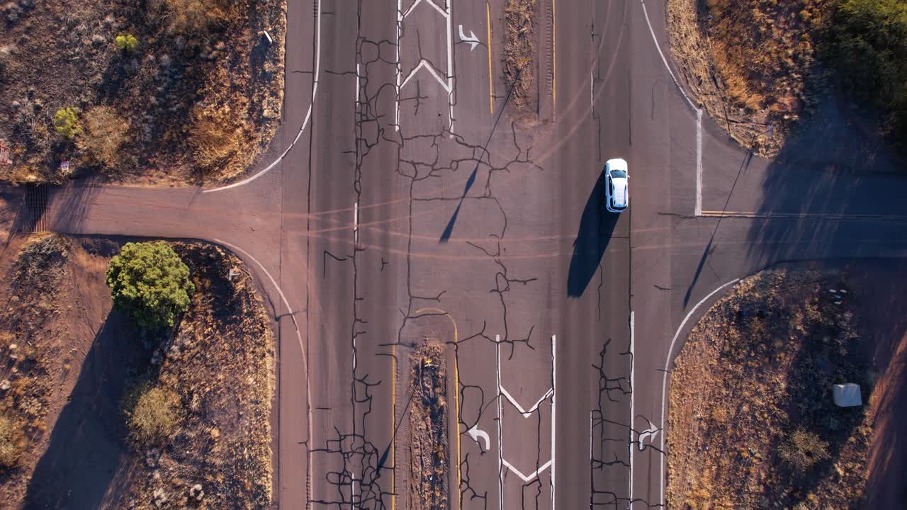 균열된 아스팔트 도로와 자동차, 애리조나 주 도로, 높은 각도 드론 의 새 눈 항공 사진