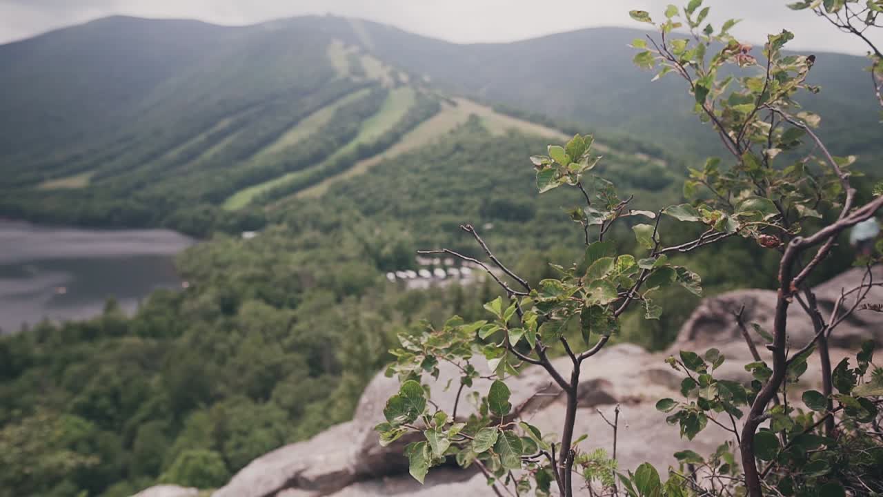 vista en la cima de una montaña - filmada en las montañas blancas de new hampshire
