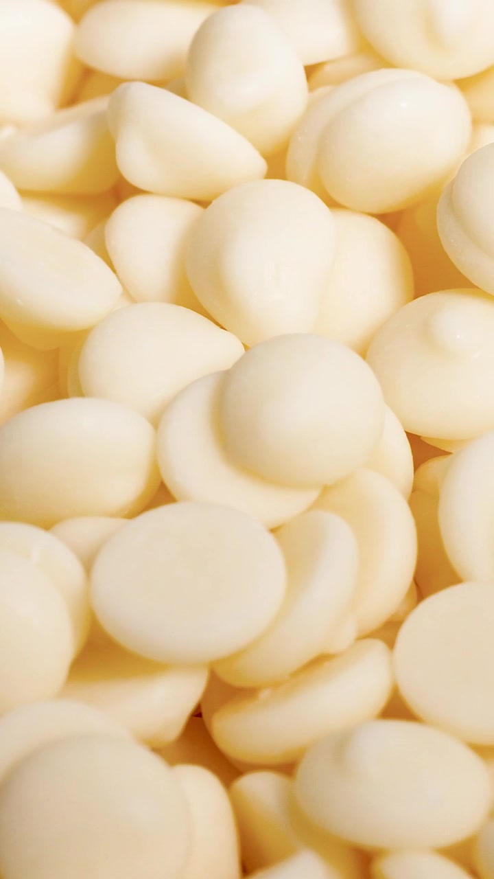 Primo piano di gocce di cioccolato bianco