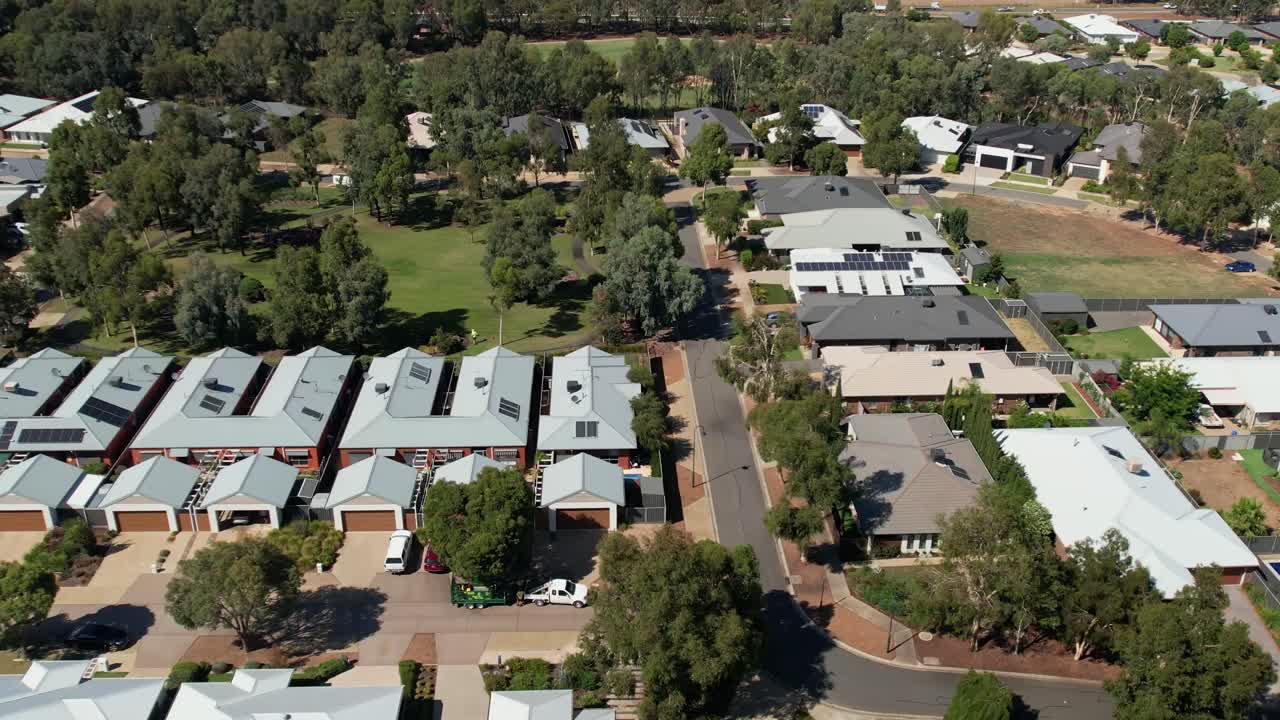 yarrawonga, victoria, australia - 31 de enero de 2023: panorámica a lo largo de una calle suburbana con un parque y árboles en el fondo