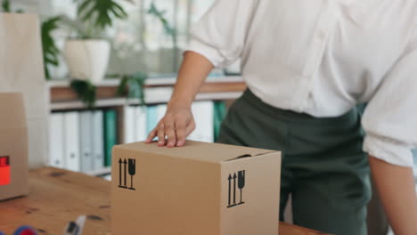 mujer diseñadora, caja y cinta para la entrega