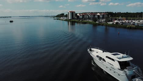 Luxuriöse-Weiße-Yacht,-Die-Auf-Dem-Wasser-Segelt