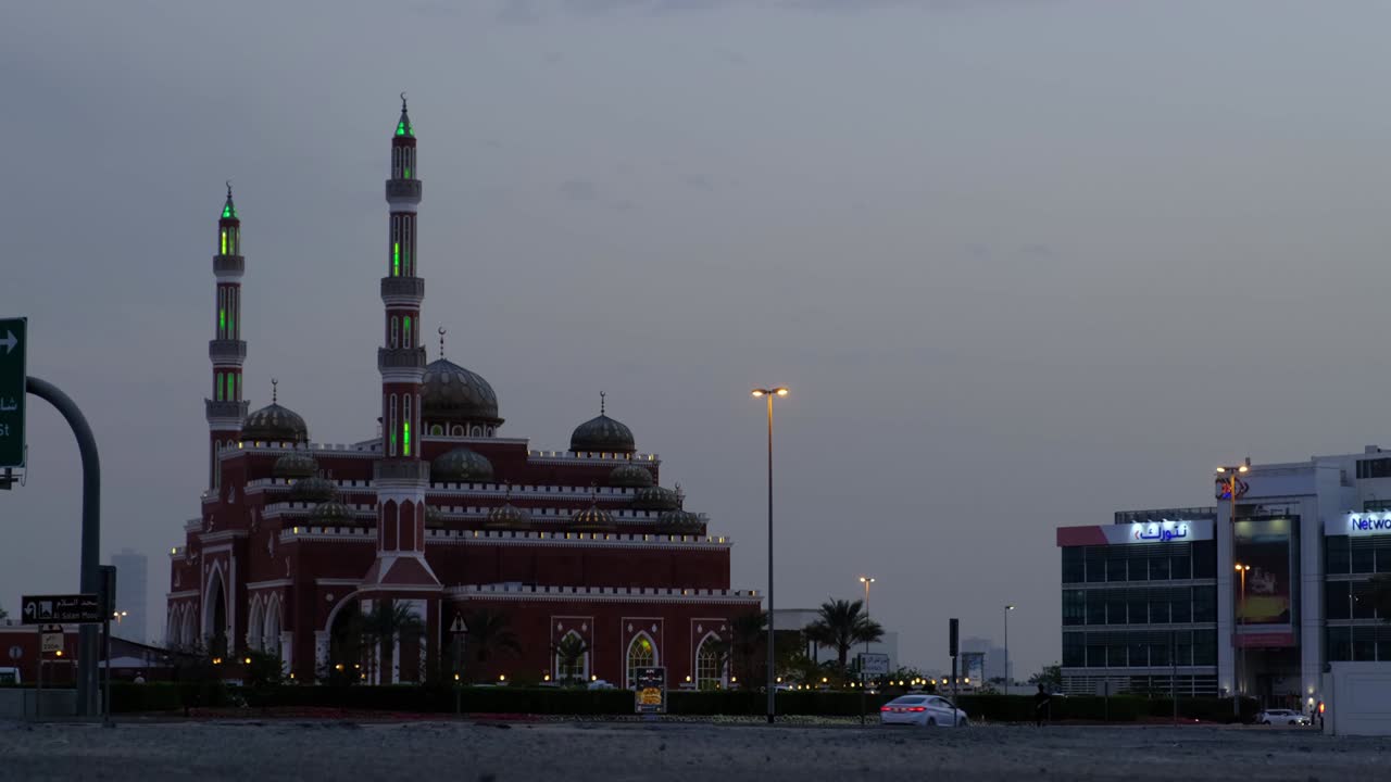 dubai, emiratos árabes unidos, 15.02.2021: mezquita al salam después de la puesta del sol