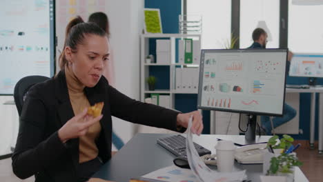 mujer de negocios con pedido de comida en el escritorio durante la hora del almuerzo trabajando en una empresa de negocios