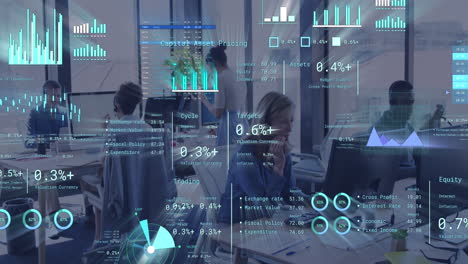 animación del procesamiento de datos financieros sobre diversas personas de negocios en la oficina
