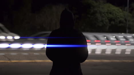 Un-Lapso-De-Tiempo-De-Un-Hombre-Solitario-Parado-Al-Lado-De-Una-Carretera-Muy-Transitada-Por-La-Noche-Con-Tráfico-Conduciendo