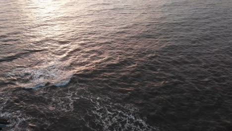 Playa-De-Gorai-Muelle-Olas-En-Puesta-De-Sol-Tiro-De-Dron-Vista-De-Pájaro