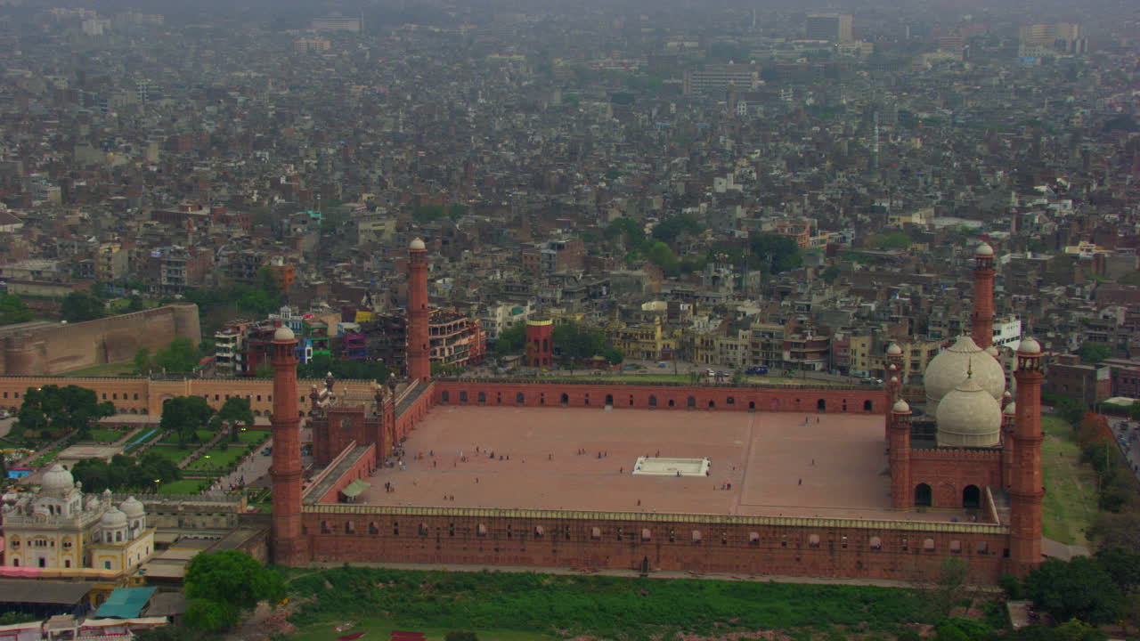 lahore, pakistán, vista aérea de la mezquita patrimonial badshahi con vista a la ciudad, la mezquita más antigua de los emperadores mogoles, cometas negras volando, cuatro minaretes de la mezquita