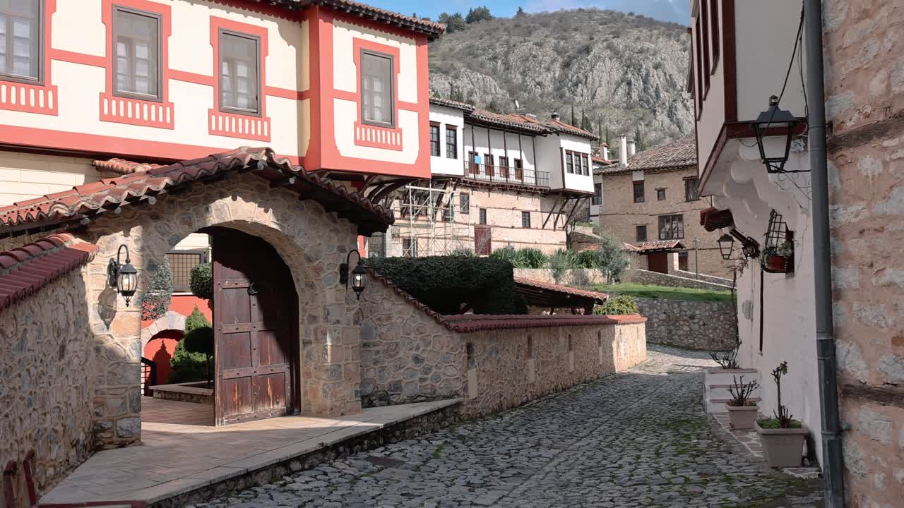 오른쪽: 부드러운 기 운동, 유럽 풍경, 산의 풍경, 오래된 호텔, 경치 좋은 하늘, 은 날씨, 4k 비디오