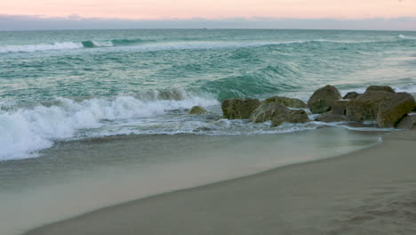 Schöne-Zeitlupenaufnahmen-Von-Einem-Strand-In-Florida-Bei-Sonnenuntergang