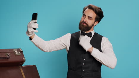 el portero en uniforme toma fotos.