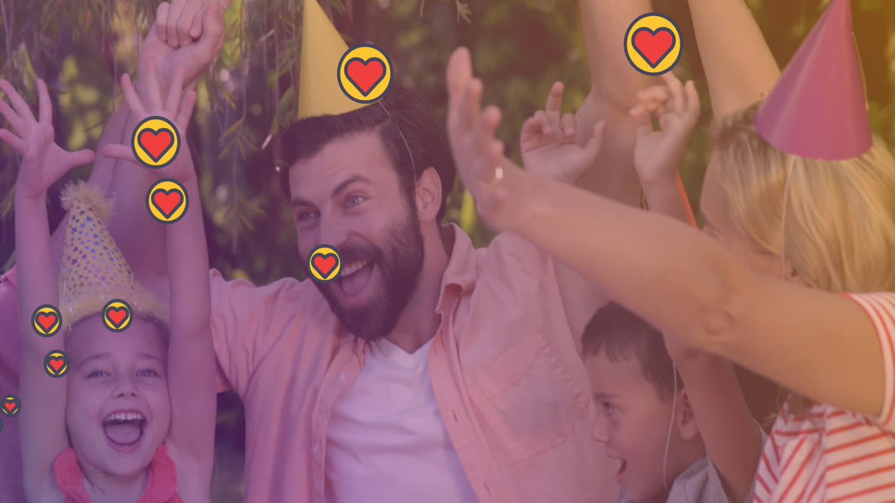 animación de los corazones sobre la feliz familia caucásica en la fiesta