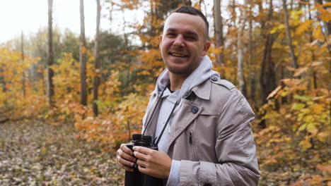 hombre con binoculares en el bosque