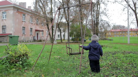 Der-Kleine-Junge-Schwingt-Eine-Alte-Schaukel