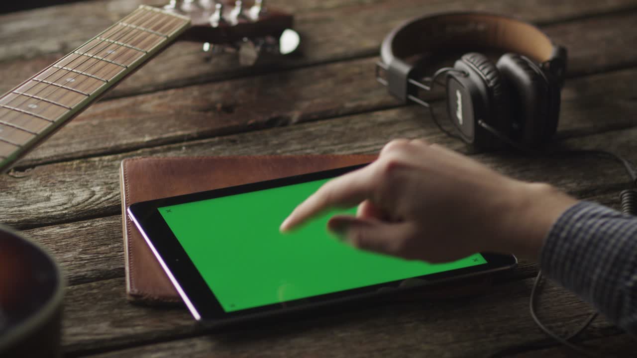 집에서 패턴 모드에서 태블릿 pc를 사용하는 음악가. 인과적 생활 방식