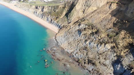 antena sobre escombros de desprendimiento de rocas masivas en el canal inglés en seatown en dorset