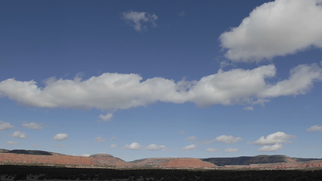 panorámica de lapso de tiempo de las nubes de invierno en un cielo azul sobre la división continental en nuevo méxico