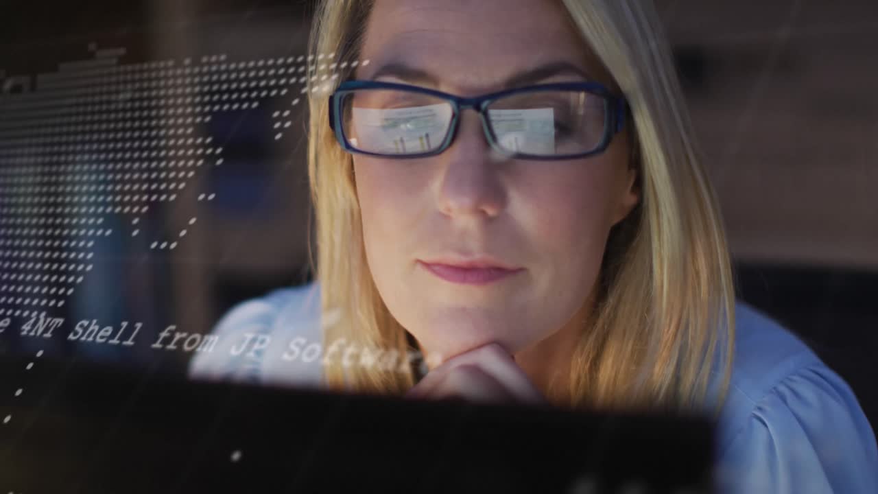 animación del procesamiento de datos financieros sobre una mujer de negocios caucásica que trabaja en la oficina