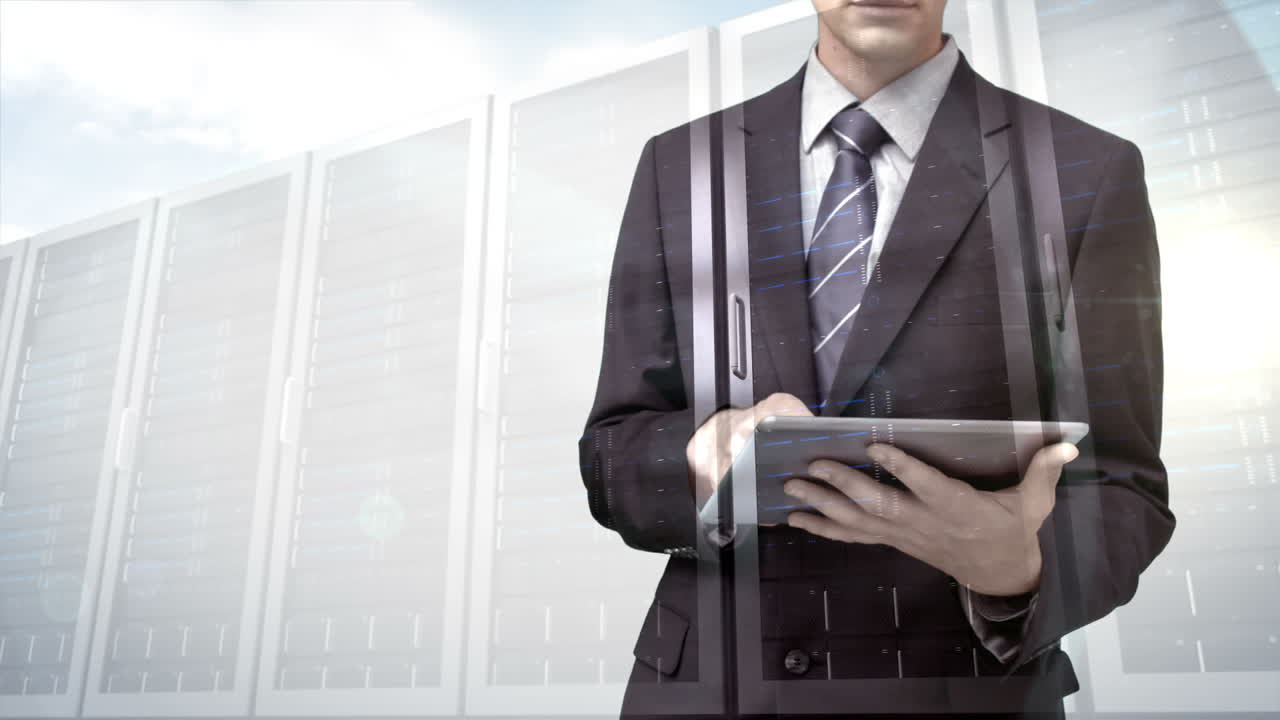 데이터 서버 오버레이를 가진 태블릿 컴퓨터를 사용하는 사업가