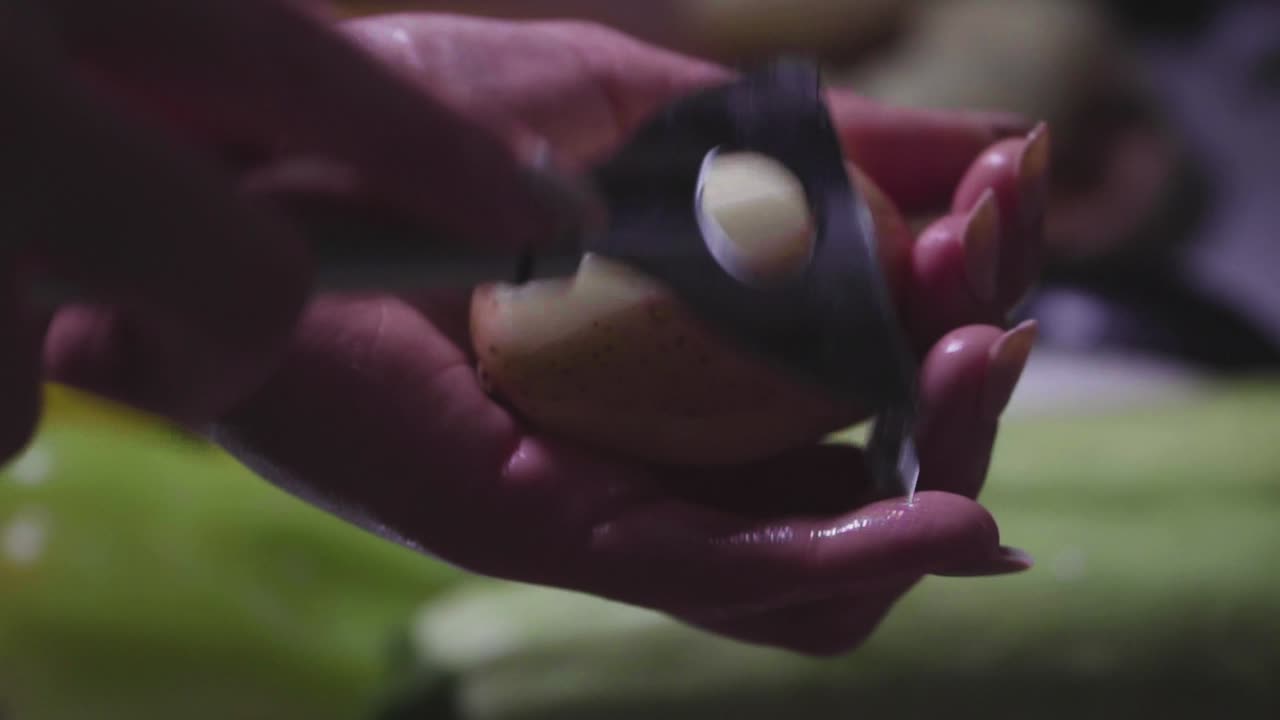 las manos de las mujeres lavan, pelan y cortan las verduras en estofado de verduras