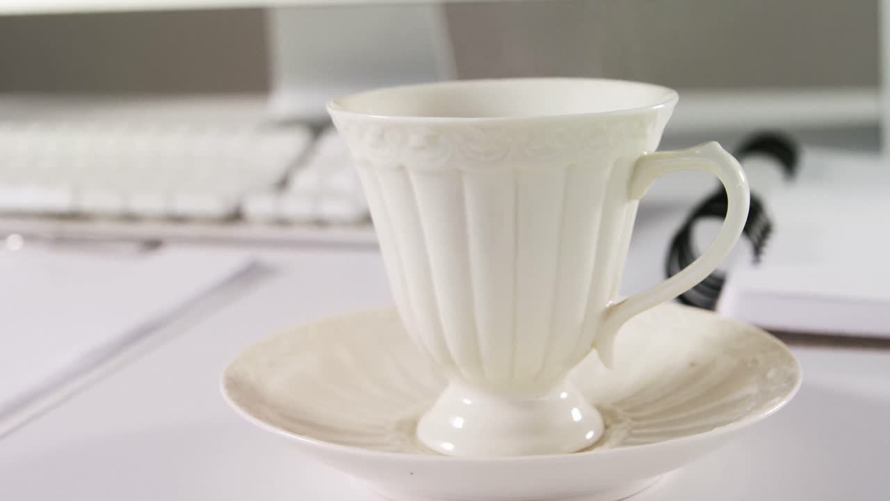 чашка чая с тарелкой