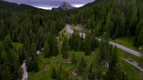 Luftaufnahmen-Der-Italienischen-Dolomitengipfel-An-Einem-Nebligen-Und-Bewölkten-Tag