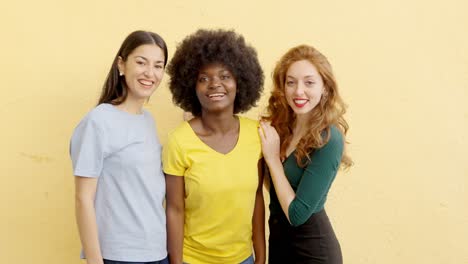 tres mujeres diversas riendo juntas