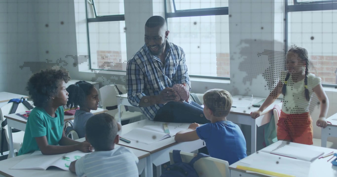 Un insegnante ruota un modello di cervello in classe, mostrando lobi animati mentre gli studenti ne disegnano i contorni.