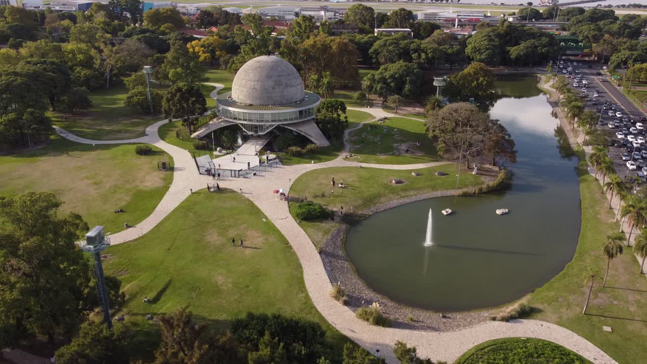 트레스 데 페브레로 공원에 있는 갈릴레오 갈릴레이 행성과 분수가 있는 호수, 부에노스 아이레스